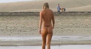 যুবকরা একটি আরামদায়ক বিছানায় সেক্স করে, এবং মেয়েটি স্টকিংসে নগ্ন হয়। ইংলিশ ভিডিও সেক্স