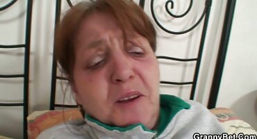 উল্কি করা স্লাট একটি শক্তিশালী সেক্স ইংলিশ ভিডিও লিঙ্গ উপর তার পাছা রোপণ