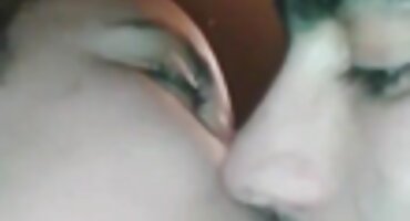 একটি নগ্ন শরীরে একটি ড্রেসিং গাউন পরা একটি মুরগি রাস্তায় হাঁটছে এবং আকর্ষণ দেখায়। ইংলিশ সেক্স ভিডিও ডট কম