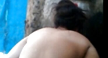 চশমা পরা একজন ছাত্র বারান্দায় ইংলিশ ভিডিও সেক্স ভিডিও গিয়ে একটা বড় শিশ্ন চুষে দিল।