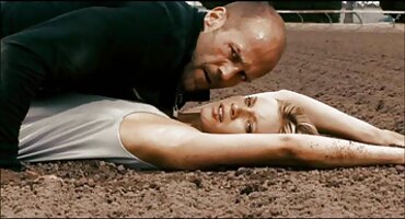 গুদ হস্তমৈথুন করার জন্য নীল জিন্স এবং অন্তর্বাস ইংলিশ সেক্স ভিডিও ব্লু ফিল্ম খুলে ফেলে।