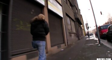 ছানা জানালায় আটকে সেক্স ইংলিশ ভিডিও গিয়ে চোদন খেয়েছে।