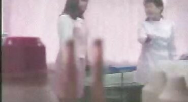 এশিয়ান মেয়ে একটি ক্লায়েন্টের সাথে বারে পর্ণ করার পরে তার পেটে কাম করেছে. ইংলিশ সেক্স ভিডিও