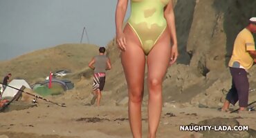 রান্নাঘরের টেবিলে ঠুং ঠুং শব্দ করছে এমন একটি যুবক কুত্তার কাছ থেকে রাশিয়ান স্কুইর্ট। সেক্স ভিডিও ইংলিশ