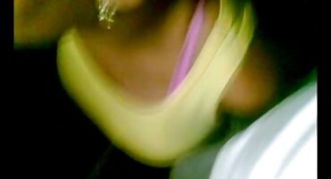 ছোট চুলওয়ালা মুরগি হট ইংলিশ সেক্স ভিডিও তার ভগ এবং cums মধ্যে তার আঙ্গুল রাখে