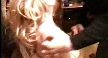 রিসোর্টের চার তরুণী সুন্দরী লোকটিকে ইংলিশ ভিডিও সেক্স আক্রমণ করেছে।