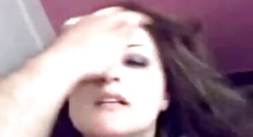 অশ্লীল দুশ্চরিত্রা তার উরু ছড়িয়ে এবং চোদনের আগে লোকটিকে ইংলিশ সেকস ভিডিও তার পাছা দেখাল