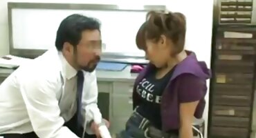 একজন পুরুষ এবং তার বান্ধবীরা পুলের ধারে থ্রিসোমে রিমিং সহ সেক্স ইংলিশ ভিডিও মজা করছে।