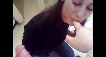 বিদ্ধ ইংলিশ নিউ সেক্স ভিডিও চিকা একটি সুদর্শন লোকের সাথে সোফায় মজা করছে।