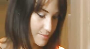 চামড়ার প্যান্টে রাশিয়ান ডোমিনা তার ইংলিশ সেক্স ভিডিও সেক্স মুখের উপর বসে তার পা চাটছে।