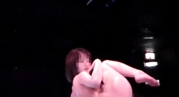 রাশিয়ান সেক্স ইংলিশ ভিডিও পর্যটক পার্কিং লটে একটি ছানা fucks