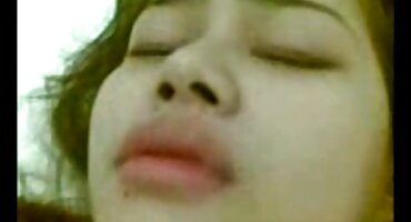 স্টকিংস এবং সেক্স ইংলিশ ভিডিও প্যান্টিতে সেক্সি শ্যামাঙ্গিনী ক্যামেরার জন্য পোজ দিচ্ছে।