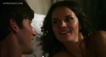 চতুর ওপেন ইংলিশ সেক্স ভিডিও ল্যাটেক্স উপপত্নী একটি আবদ্ধ ক্রীতদাস উপর squirts