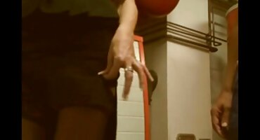 বেঁধে রাখা কুত্তাটি নিজেকে ইংলিশ সেক্স ভিডিও বন্ধন থেকে মুক্ত করার চেষ্টা করে।