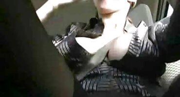 বাঁধা হাত দিয়ে সরস স্বর্ণকেশী একটি লোক বাংলা ইংলিশ সেক্স ভিডিও গর্ত দেয়