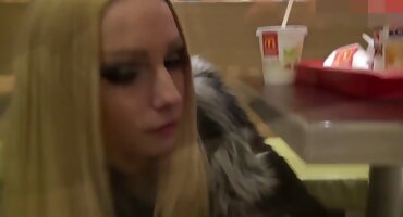 স্তন সহ সুসজ্জিত স্বর্ণকেশী ম্যাসেজ এবং সেক্স ইংলিশ সেক্স ভিডিও fucked উপর ভগ চাটা পায়