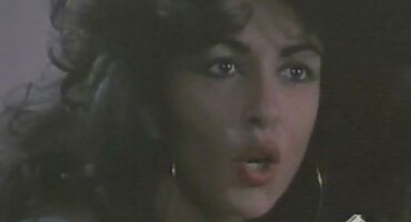 ক্লিনার একজন সেক্স ভিডিও ইংলিশ নগ্ন গৃহবধূর যোনি চোদাচ্ছে।