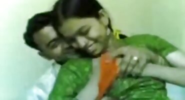 টেবিলে এবং চেয়ারে একজন ছাত্রের সাথে যৌন শিক্ষক। ইংলিশ সেক্স ভিডিও