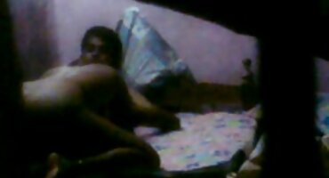 সবুজের মধ্যে উঠোনে তরুণ দম্পতির মিষ্টি ভিডিও সেক্স ইংলিশ যৌনতা।