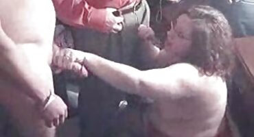 একটি সেক্স ইংলিশ ভিডিও পাতলা স্বর্ণকেশী পুলের কাছাকাছি ভঙ্গি এবং তার ভগ বন্ধ jerks