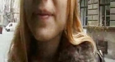 আবছা অন্ধকার সৌন্দর্য ইংলিশ সেক্স ভিডিও তার প্রেমিকের সাথে বিছানায় আরাম করে।