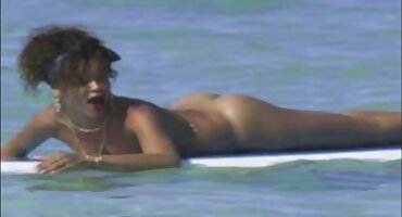 প্রাচীরের বিপরীতে দাঁড়িয়ে থাকা বস্টি মহিলা ভগ হস্তমৈথুন দেখায়। ভিডিও সেক্স ইংলিশ