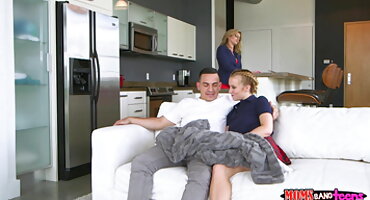 চর্মসার স্বর্ণকেশী রাশিয়ান গাধা এবং ভগ মধ্যে শিশ্ন গ্রহণ ইংলিশ ভিডিও সেক্স পালা নেয়