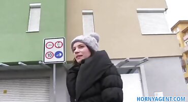 লোকটির মুখের সামনে খালি গাধা আছে এবং ইংলিশ চোদাচুদির ভিডিও সে জানে না কি গর্ত চুদতে হবে